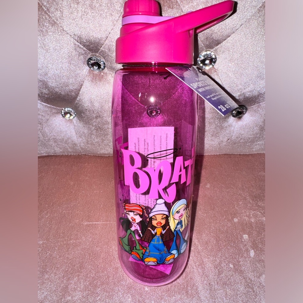 Bratz Plastic Sports Bottle With Hinged Handle 28 oz